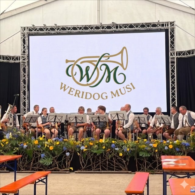 Live-Auftritt der Weridog Musi auf der Bühne mit WM-Logo
